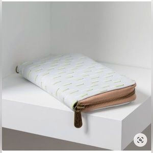 [NWT] All About the Benjamins Wallet - Dancing Dash Pebble
